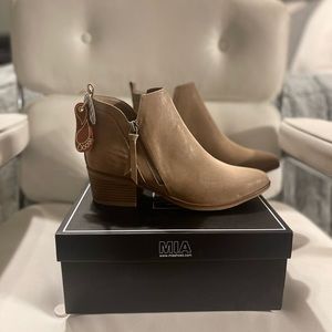 Mia Size 7 1/2 tan booties